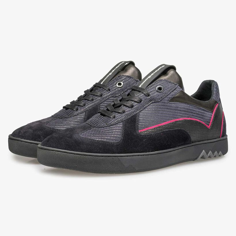 Dark blue sneaker with pink piping