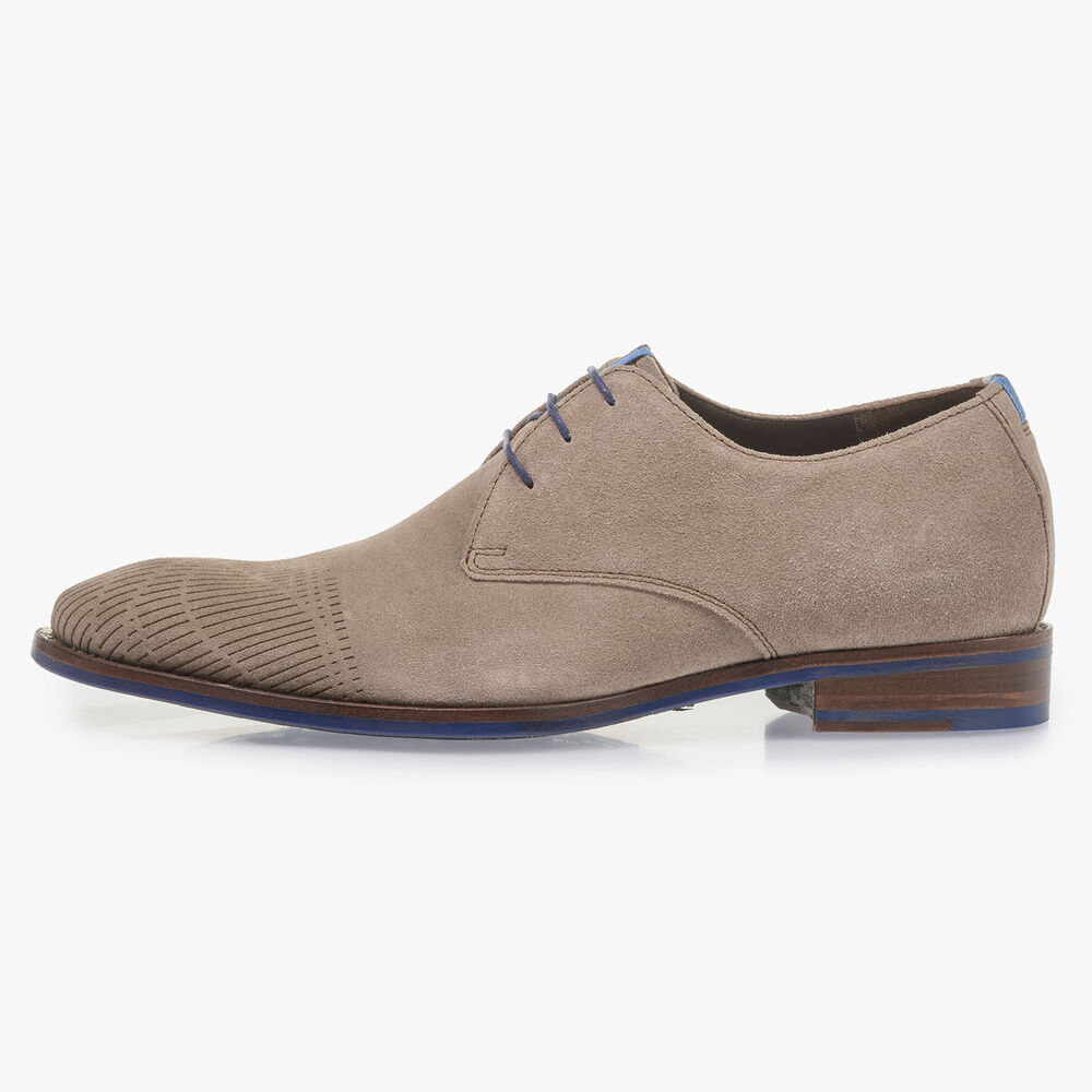 Beige suede leather lace shoe with laser print