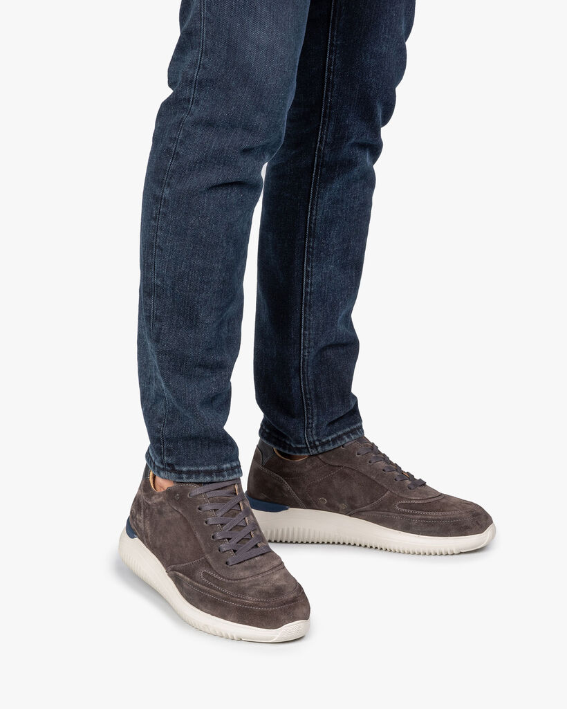 Grauer Wildleder-Sneaker