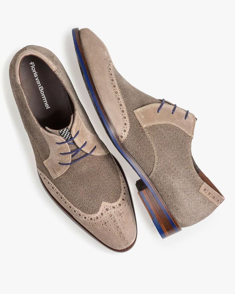 Sandfarbener Wildleder-Schn&uuml;rschuh mit Print