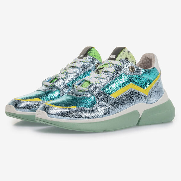 Hellblauer Leder-Sneaker mit Metallic-Print