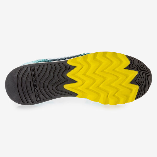 Sneaker mit hellblauem Metallic-Print