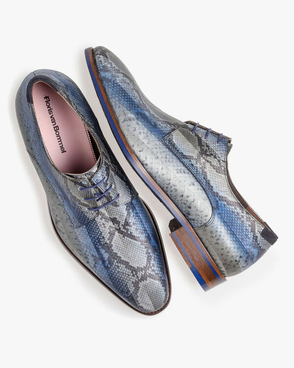 Grauer Lackleder-Schn&uuml;rschuh mit Schlangenprint