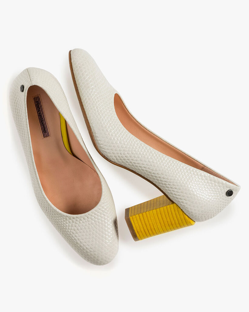 Cremewei&szlig;e Leder-Pumps mit Print