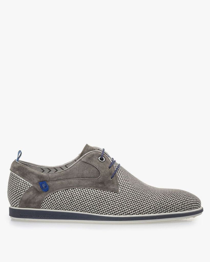 Grauer Wildleder-Schn&uuml;rschuh mit Print