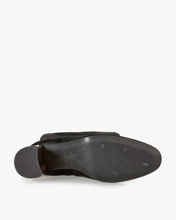Hoher schwarzer Wildleder-Stiefel