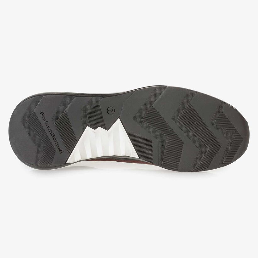 Roter Nubukleder-Sneaker mit dezentem Strukturmuster