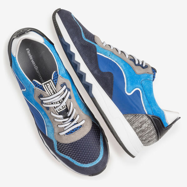 Leuchtend blauer Wildleder-Sneaker
