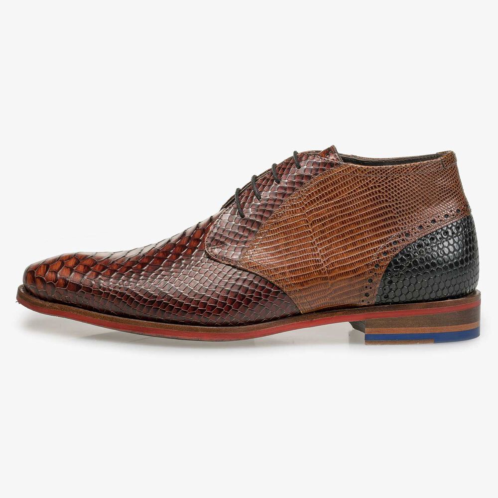 Halbhoher cognacfarbener Schn&uuml;rschuh mit Schlangenprint