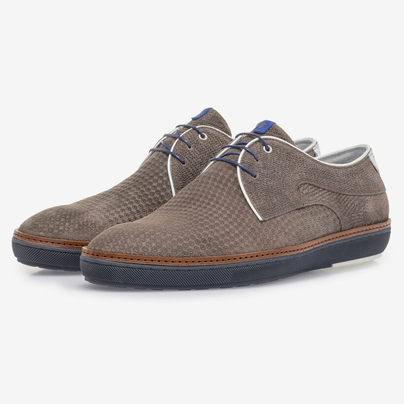 Taupefarbener Wildleder-Schn&uuml;rschuh mit Print