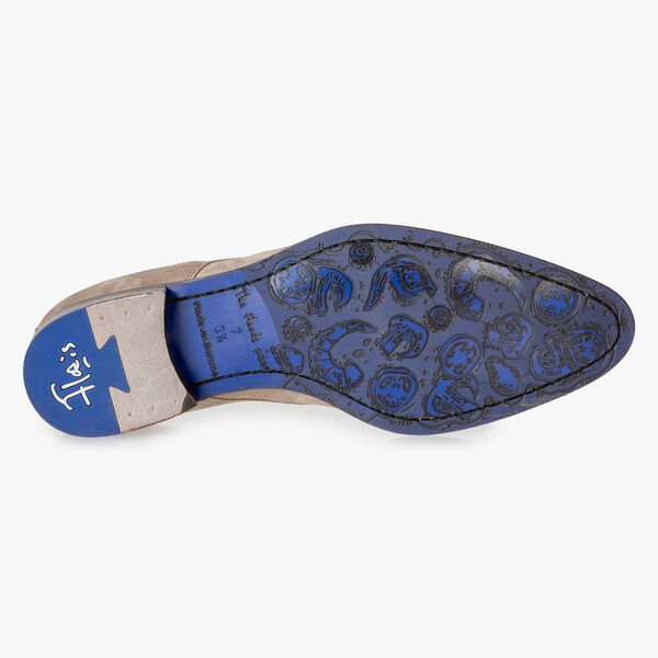 Beiger Wildleder-Schn&uuml;rschuh mit Laserprint
