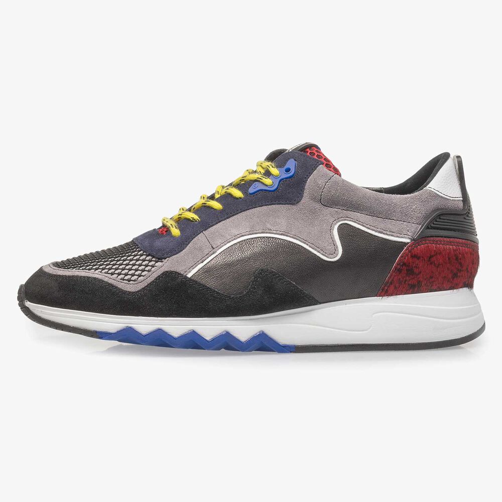 Schwarz-roter Wildleder-Sneaker
