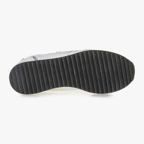 Wei&szlig;er fein strukturierter Leder-Sneaker