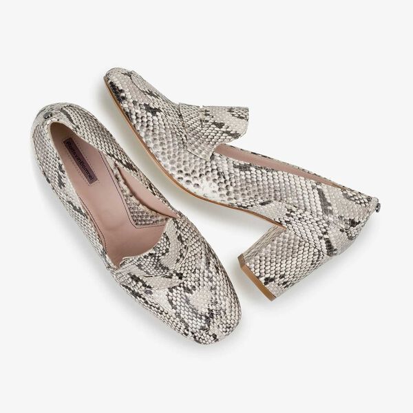 Wei&szlig;e Leder-Pumps mit Schlangenprint