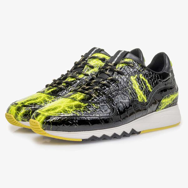 Schwarzer Lackleder-Sneaker mit gelbem Print