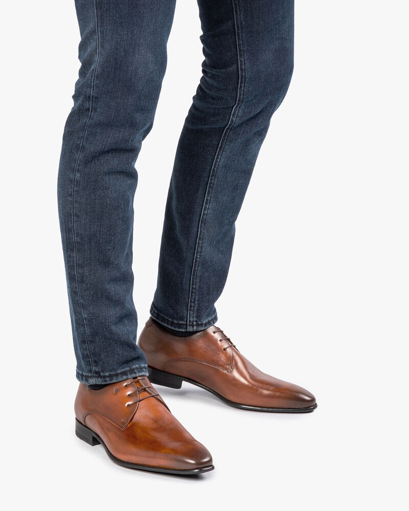 Cognac-coloured leather lace shoe