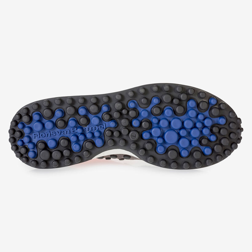 Grauer Wildleder-Sneaker mit orangefarbenen Details