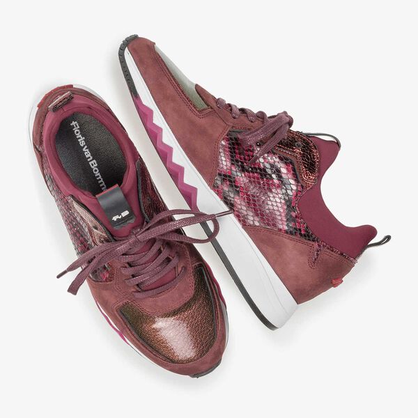 Roter Wildleder-Sneaker mit Schlangenprint
