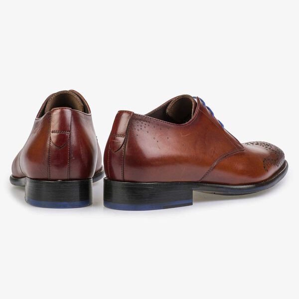 Cognacfarbener Schn&uuml;rschuh mit Brogue-Lochmuster
