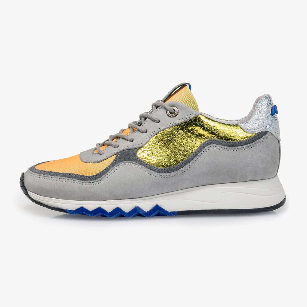 Grauer Nubukleder-Sneaker mit gelbem Details