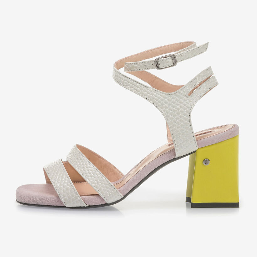 Cremewei&szlig;e Sandalette mit rosa-gelben Details