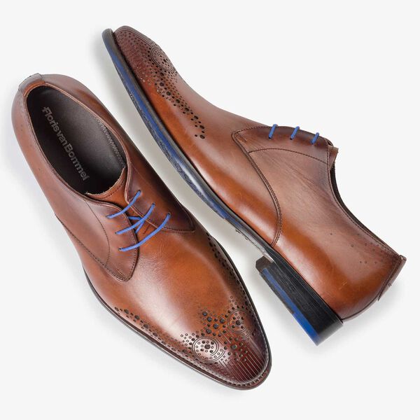 Cognacfarbener Schn&uuml;rschuh mit Brogue-Lochmuster