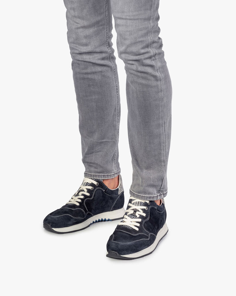 Blauer Wildleder-Sneaker