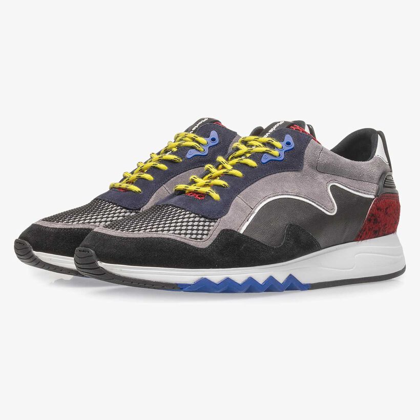 Schwarz-roter Wildleder-Sneaker