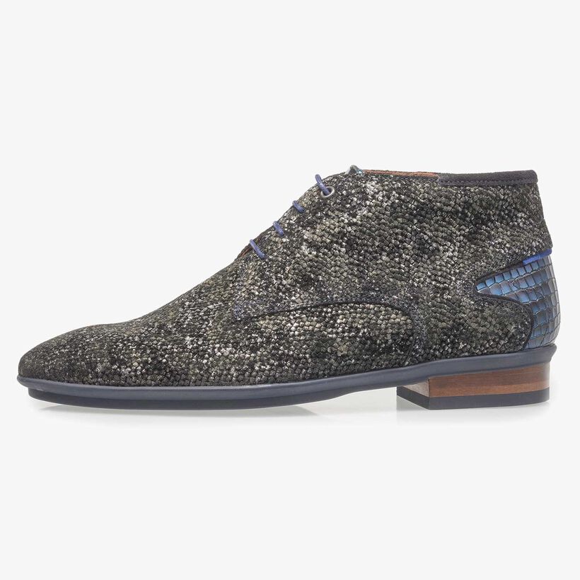 Dark green lace shoe with an organic structure