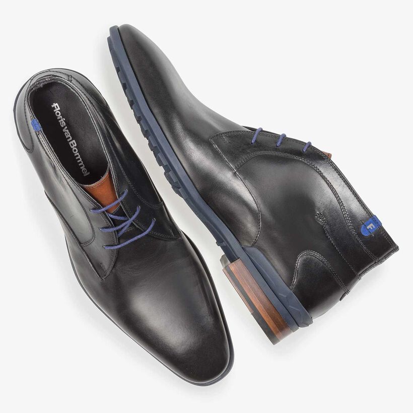 Schwarzer Kalbsleder-Schn&uuml;rstiefel