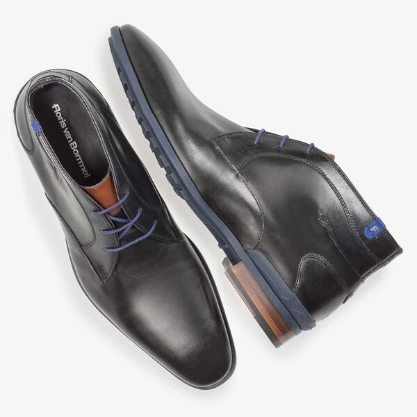 Schwarzer Kalbsleder-Schn&uuml;rstiefel