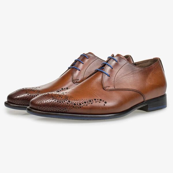 Cognacfarbener Schn&uuml;rschuh mit Brogue-Lochmuster