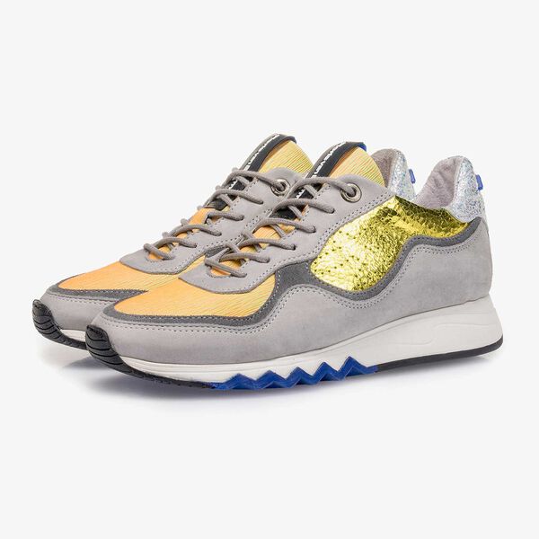 Grauer Nubukleder-Sneaker mit gelbem Details