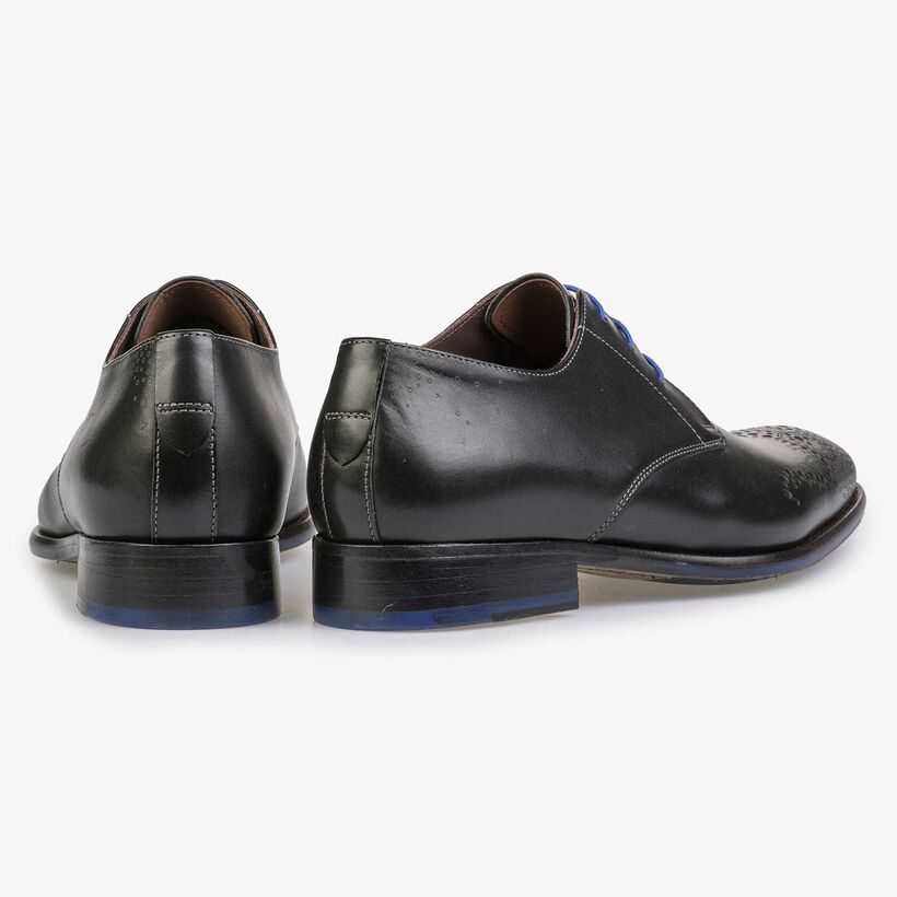 Black brogue lace shoe made of calf&rsquo;s leather