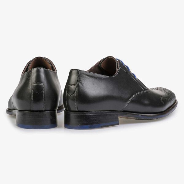 Black brogue lace shoe made of calf&rsquo;s leather