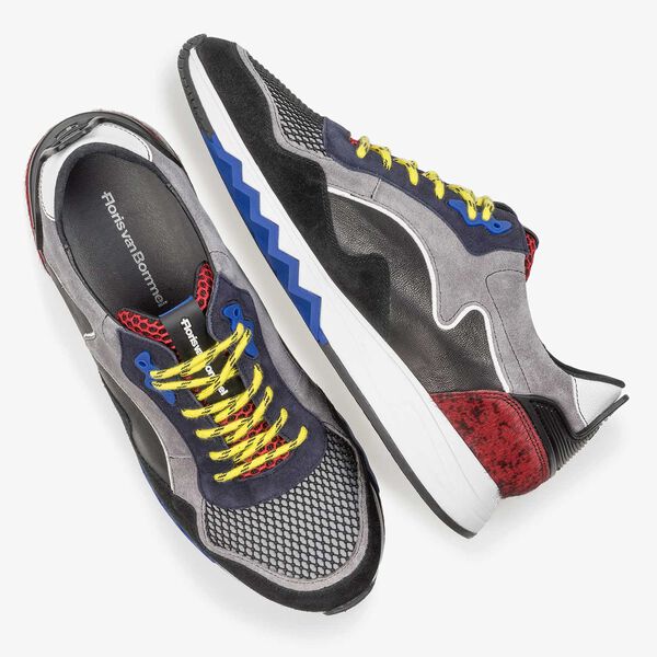 Schwarz-roter Wildleder-Sneaker