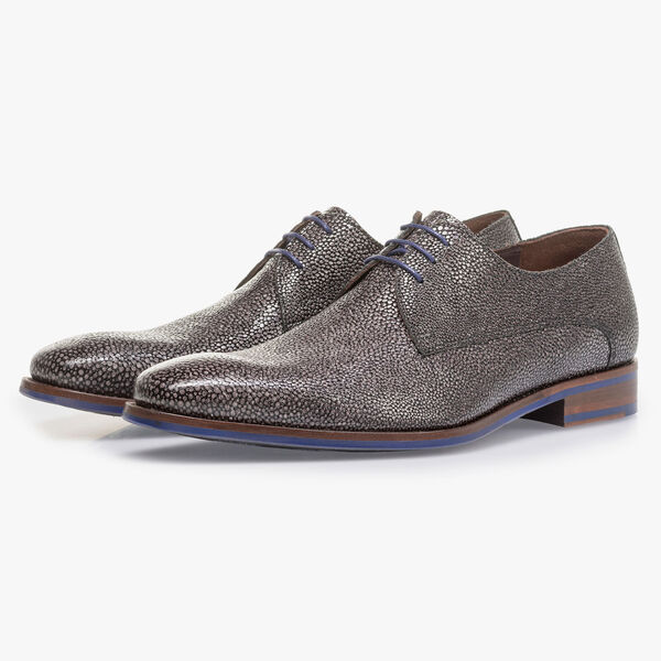 Grauer Schn&uuml;rschuh mit Metallic-Print