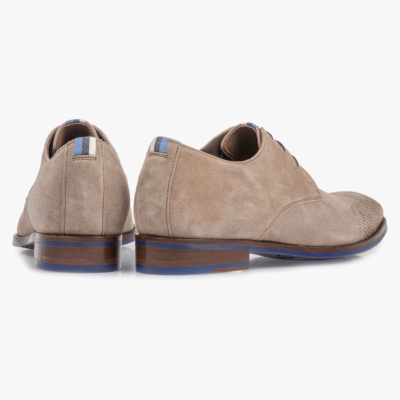 Beiger Wildleder-Schn&uuml;rschuh mit Laserprint