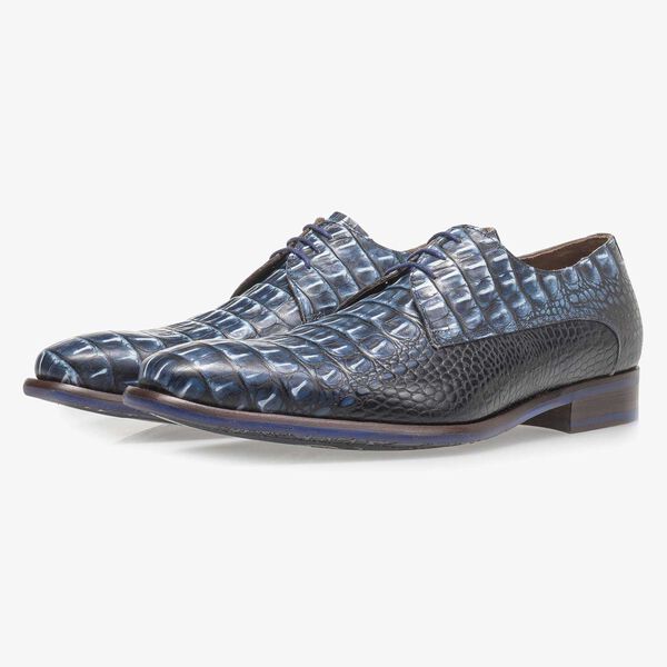 Blauer Leder-Schn&uuml;rschuh mit Krokoprint