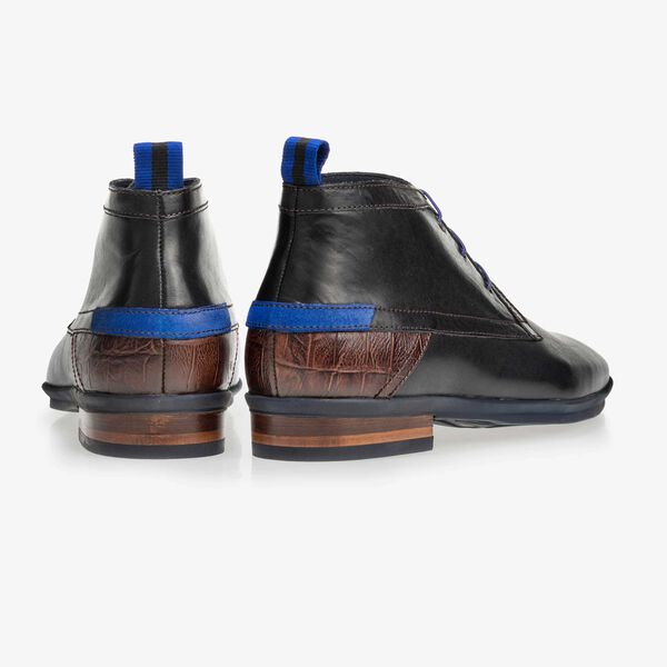 Schwarzer halbhoher Leder Schn&uuml;rstiefel