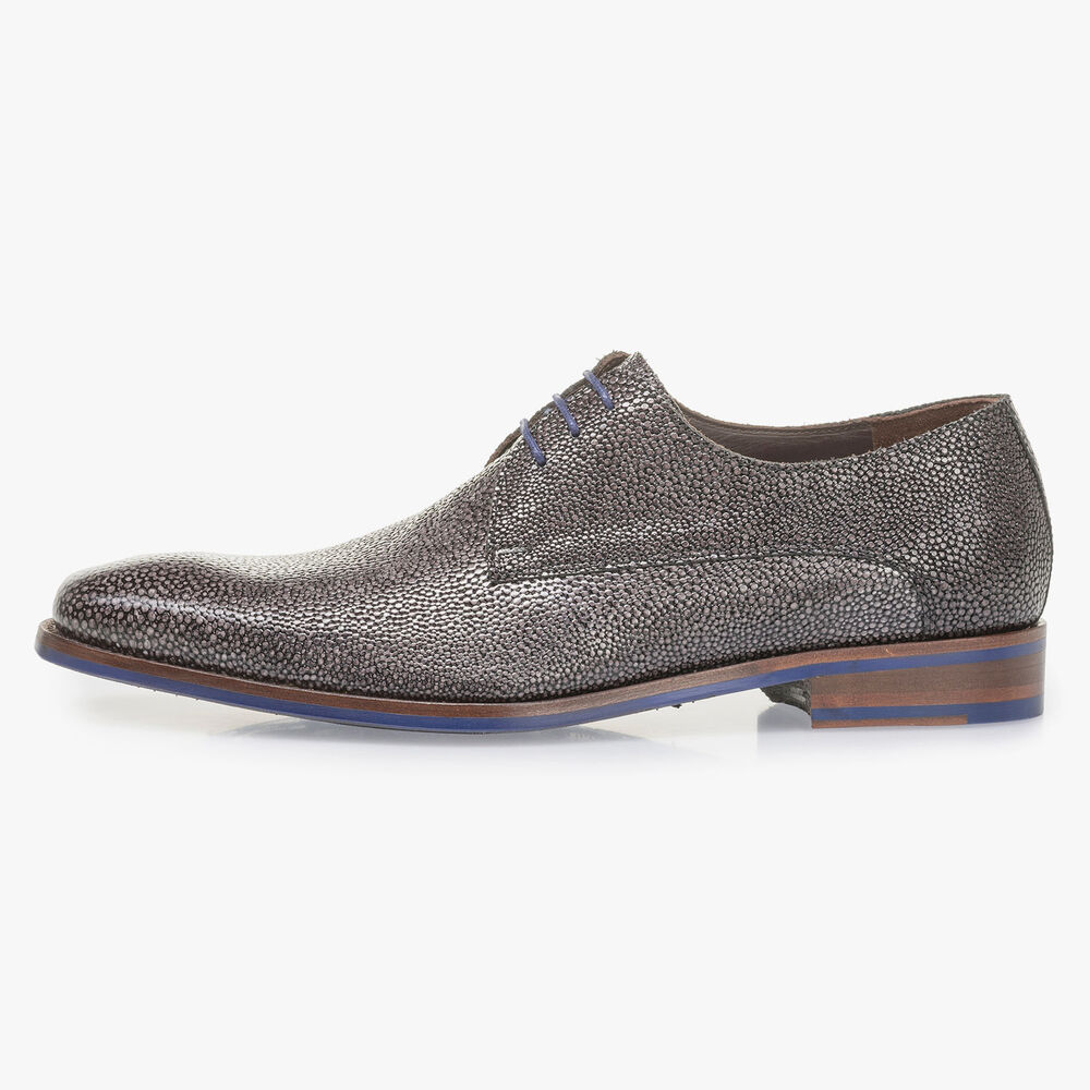 Grauer Schn&uuml;rschuh mit Metallic-Print