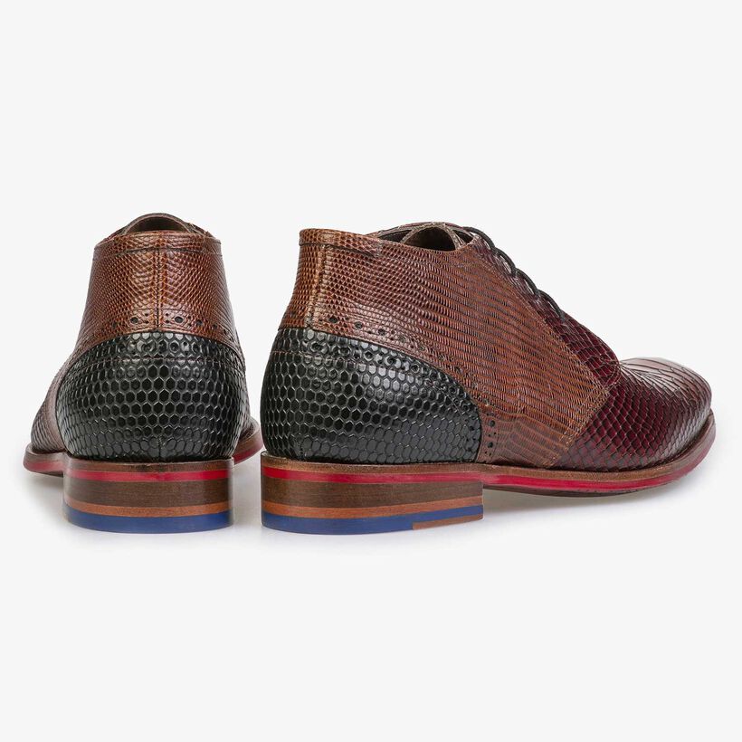 Halbhoher cognacfarbener Schn&uuml;rschuh mit Schlangenprint