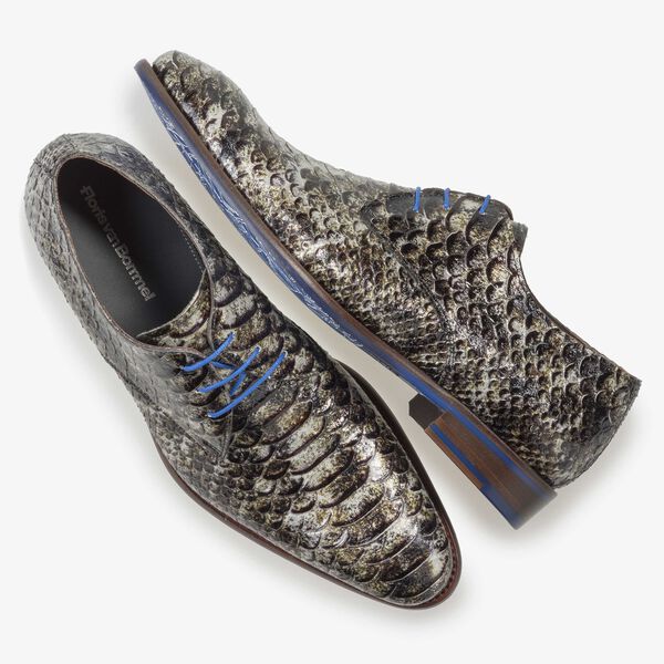 Grauer Lackleder-Schn&uuml;rschuh mit Schlangenprint