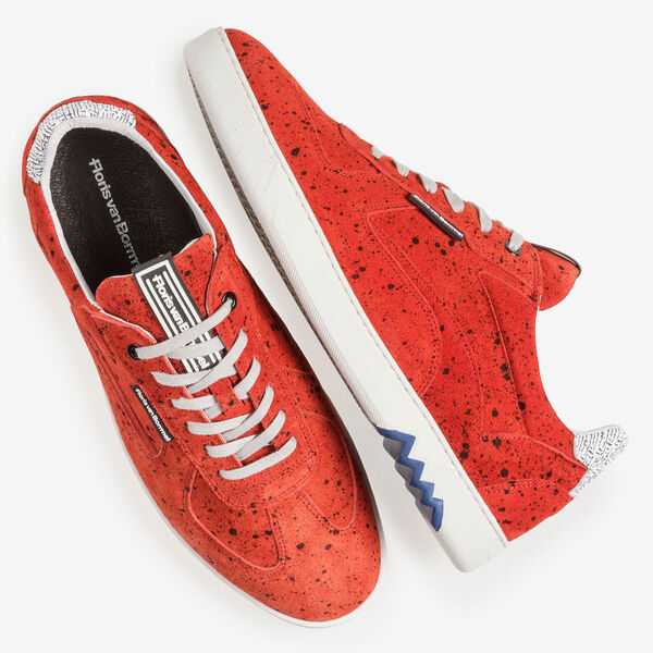 Roter Wildleder-Sneaker mit schwarzem Print