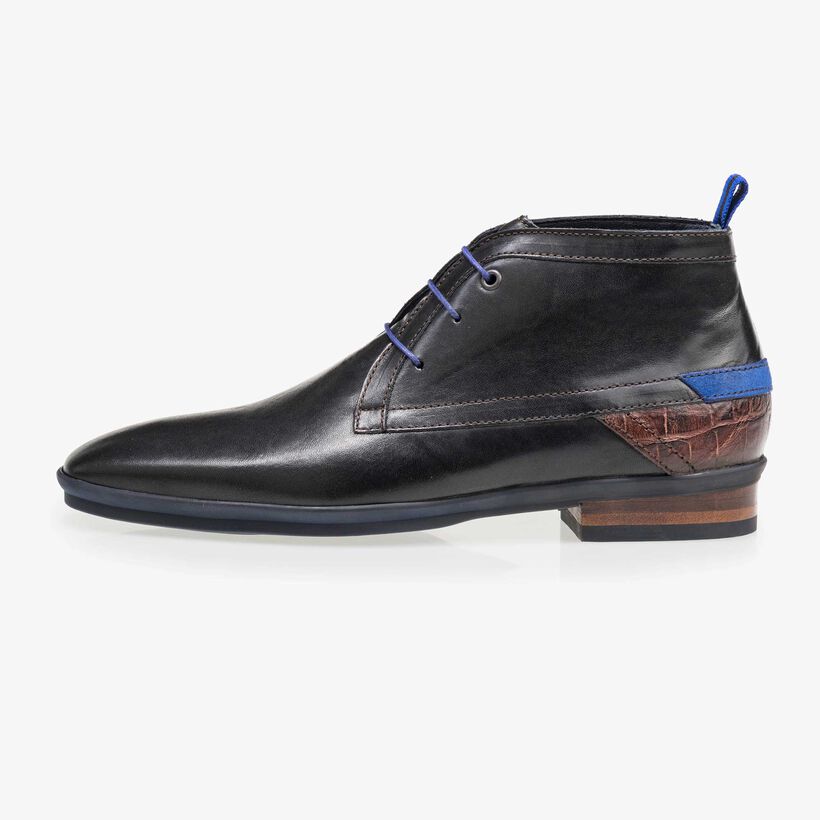 Schwarzer halbhoher Leder Schn&uuml;rstiefel
