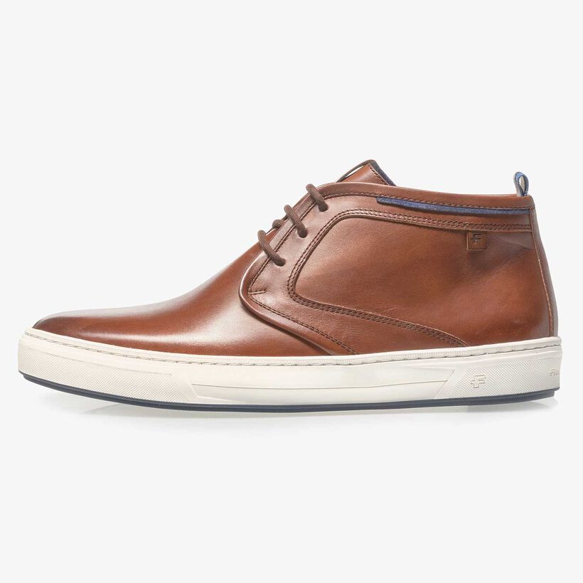 Dunkler cognacfarbener Kalbsleder-Schn&uuml;rstiefel