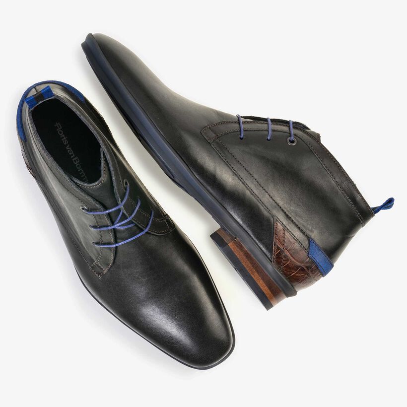 Schwarzer halbhoher Leder Schn&uuml;rstiefel
