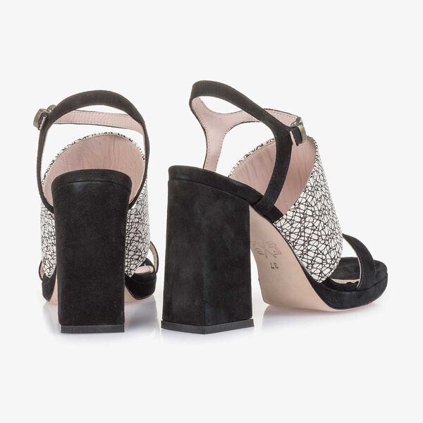 Schwarz-wei&szlig;e gemusterte Wildleder-Sandalette