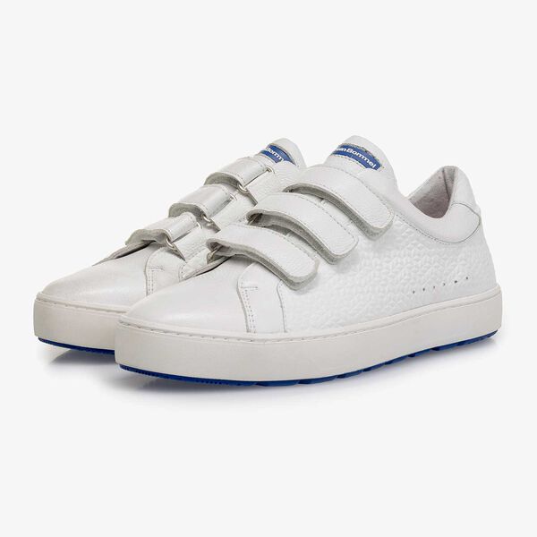 Wei&szlig;er fein strukturierter Leder-Sneaker