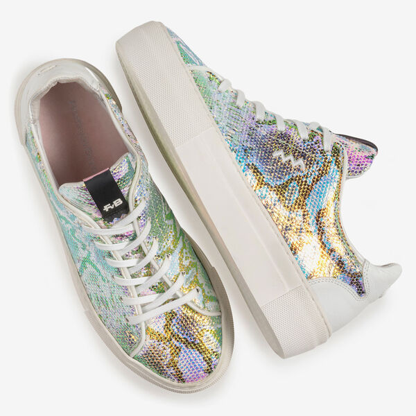 Sneaker mit gr&uuml;n-goldenem Metallic-Print